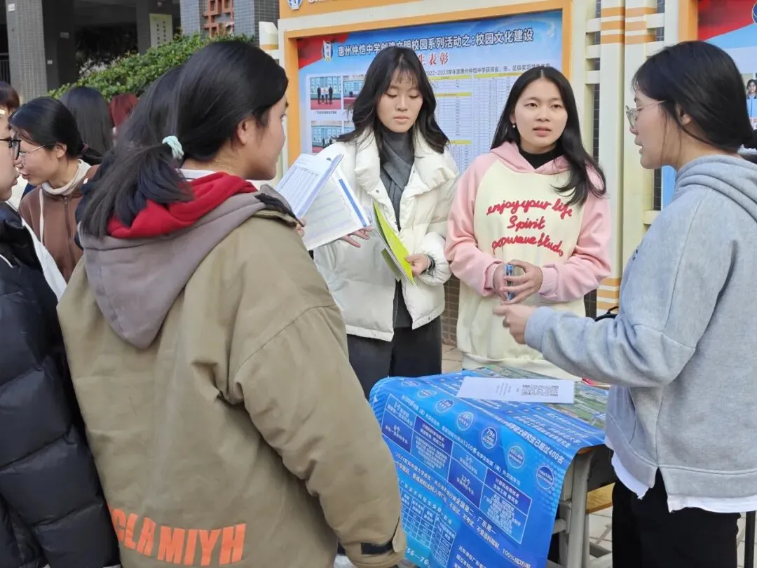 大学生们与母校领导合影