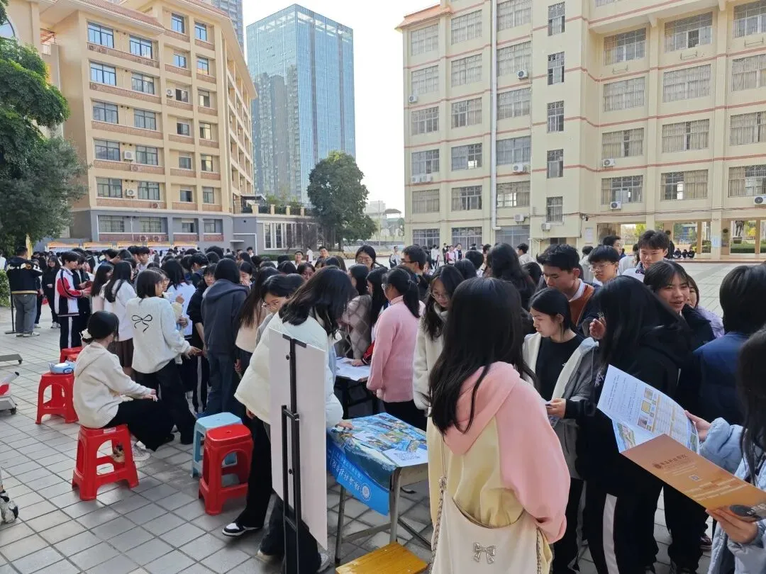 高三学子认真记录信息