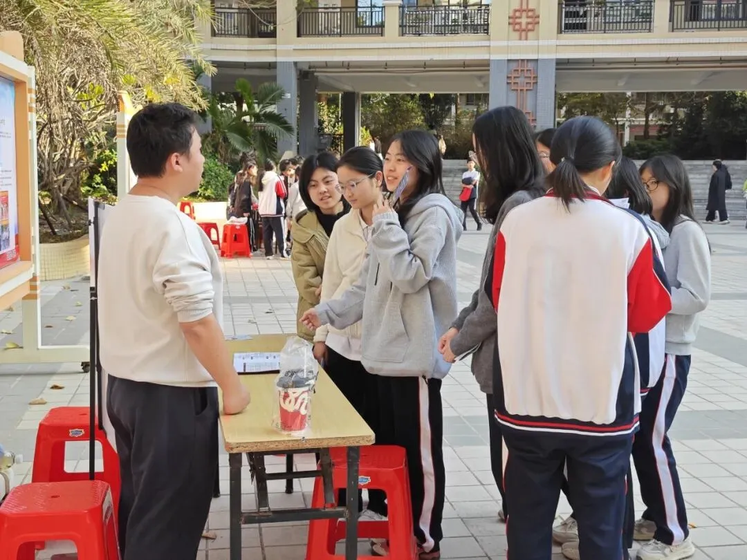 大学生们与母校师生合影