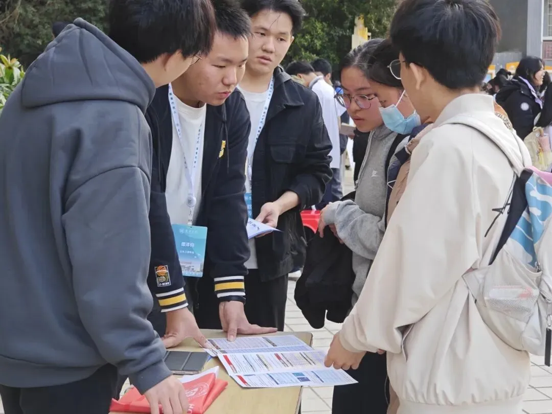 返校大学生与母校师生合影