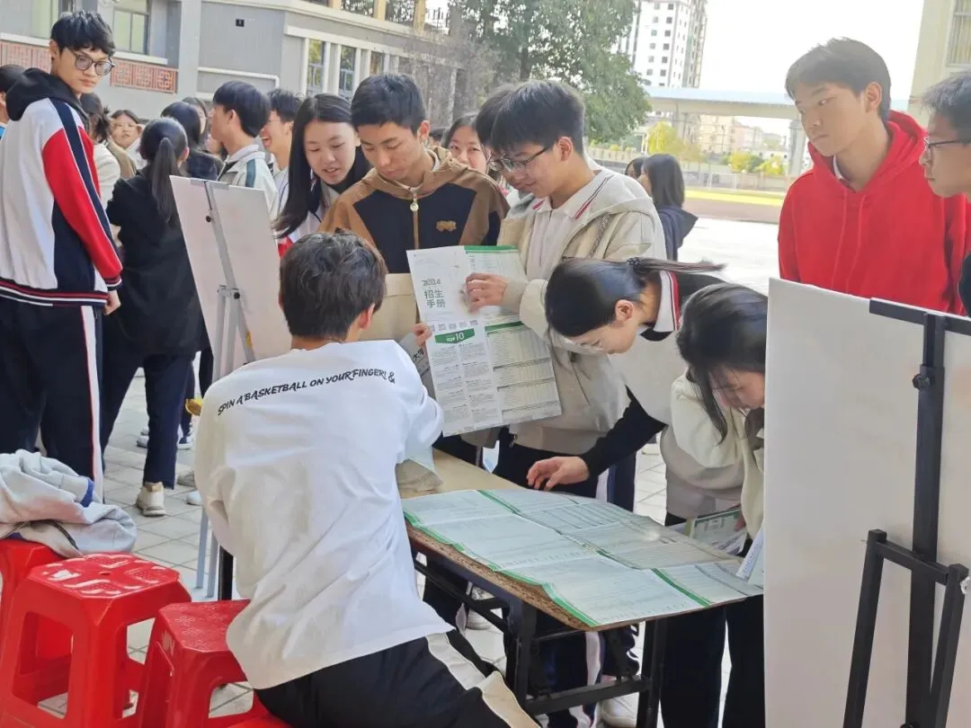 大学生们介绍校园环境