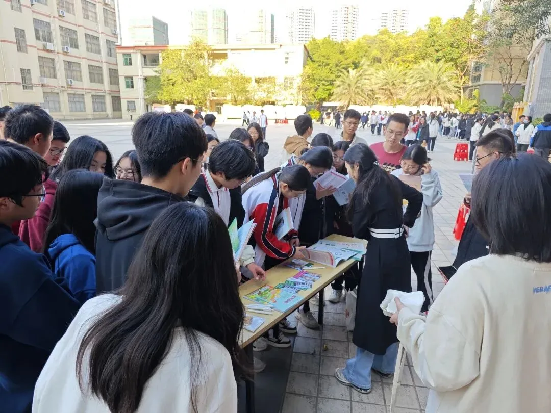大学生们展示大学宣传资料