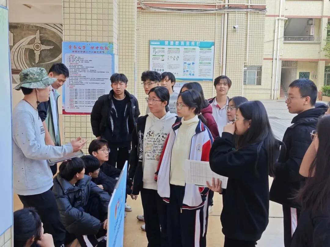 高三学子与学长学姐合影