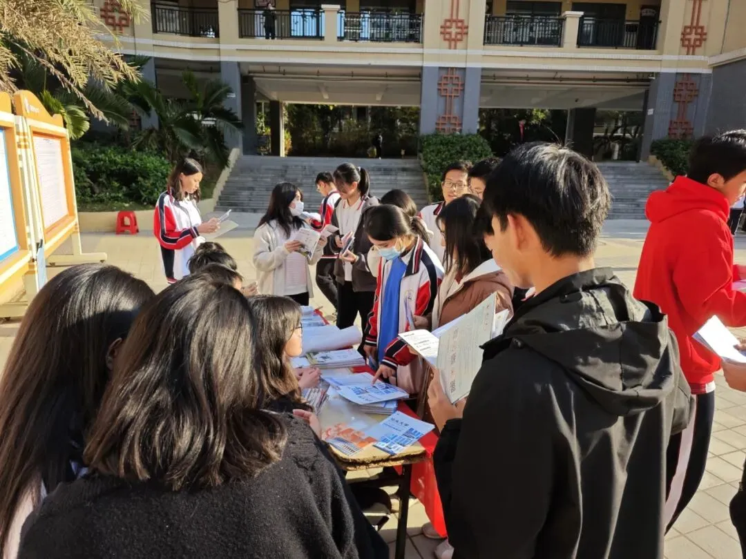 学弟学妹们在咨询摊位前踊跃提问