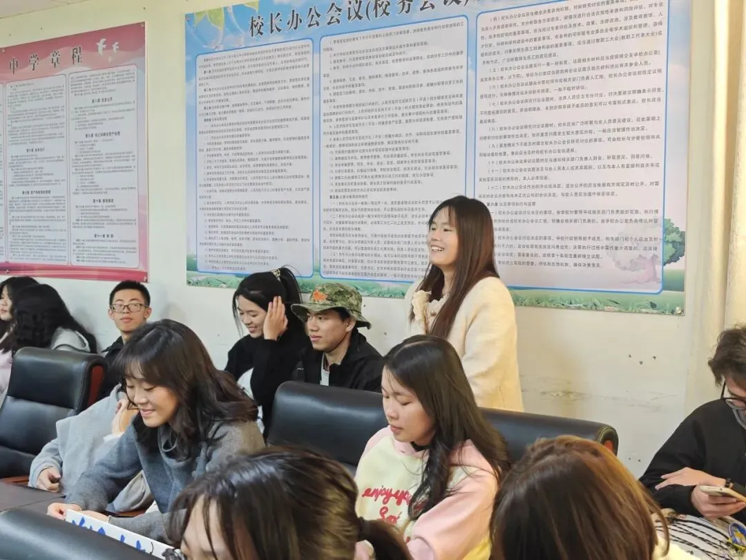 大学生们与团区委领导交流