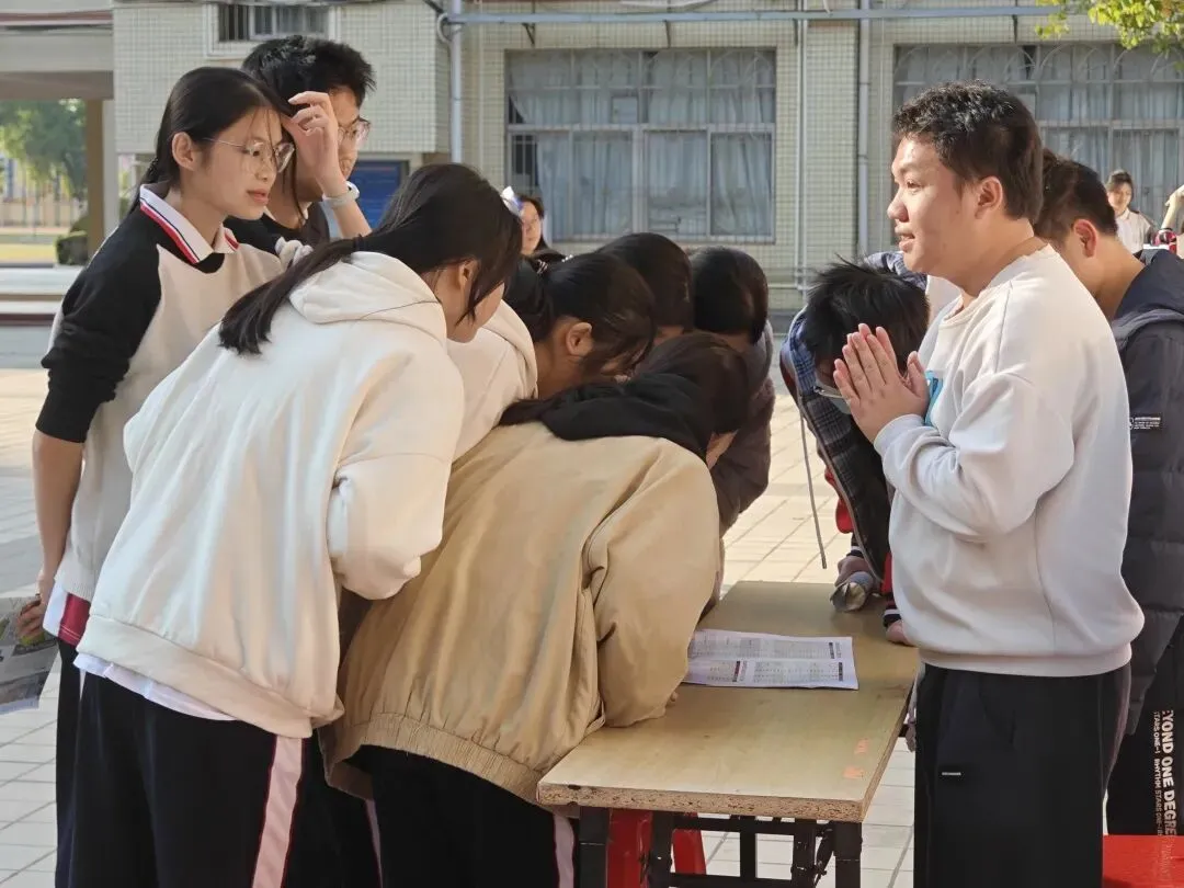 学长学姐耐心解答志愿填报问题