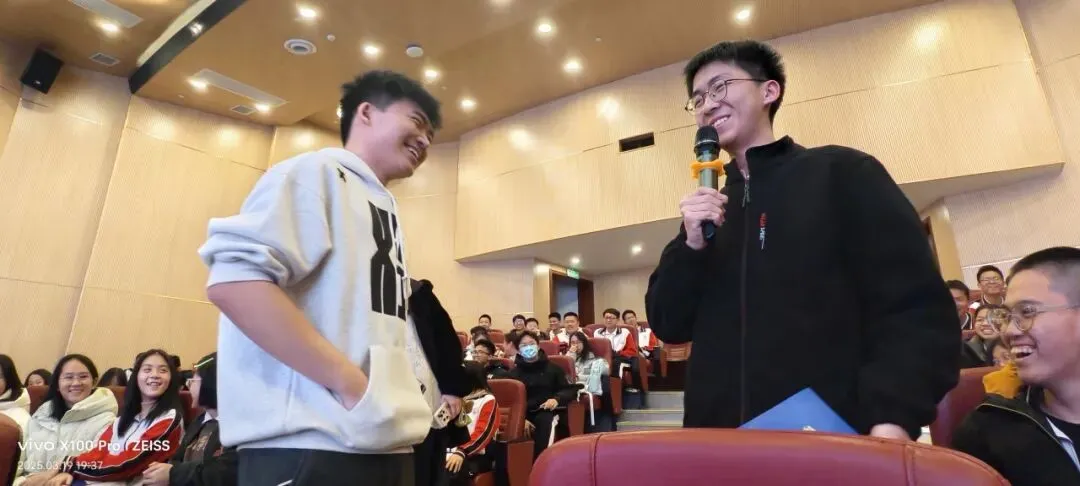 学生们认真聆听学长分享