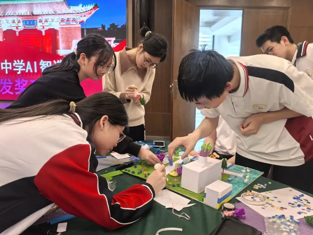 学生们在PBL活动中进行小组讨论