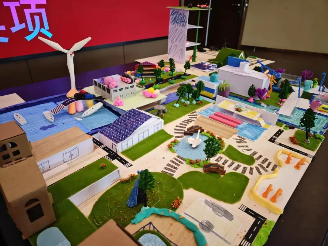 学生们在PBL活动中展示成果