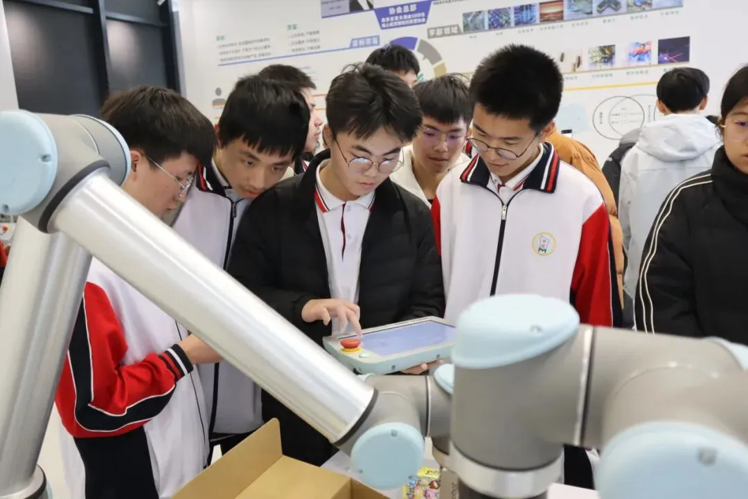 学生们试穿《流浪地球》同款机甲