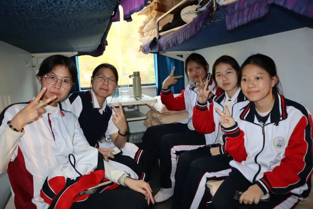 学生们在火车上分享学习心得