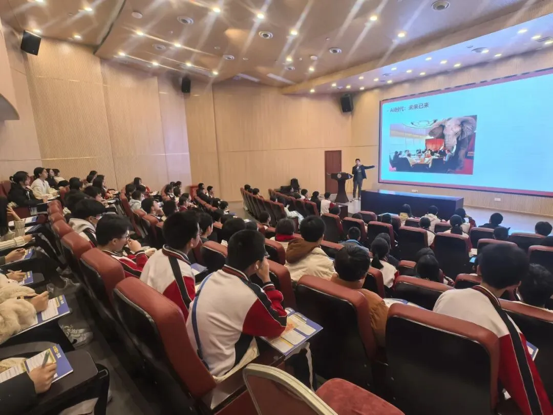 学生们进行AI工具实训