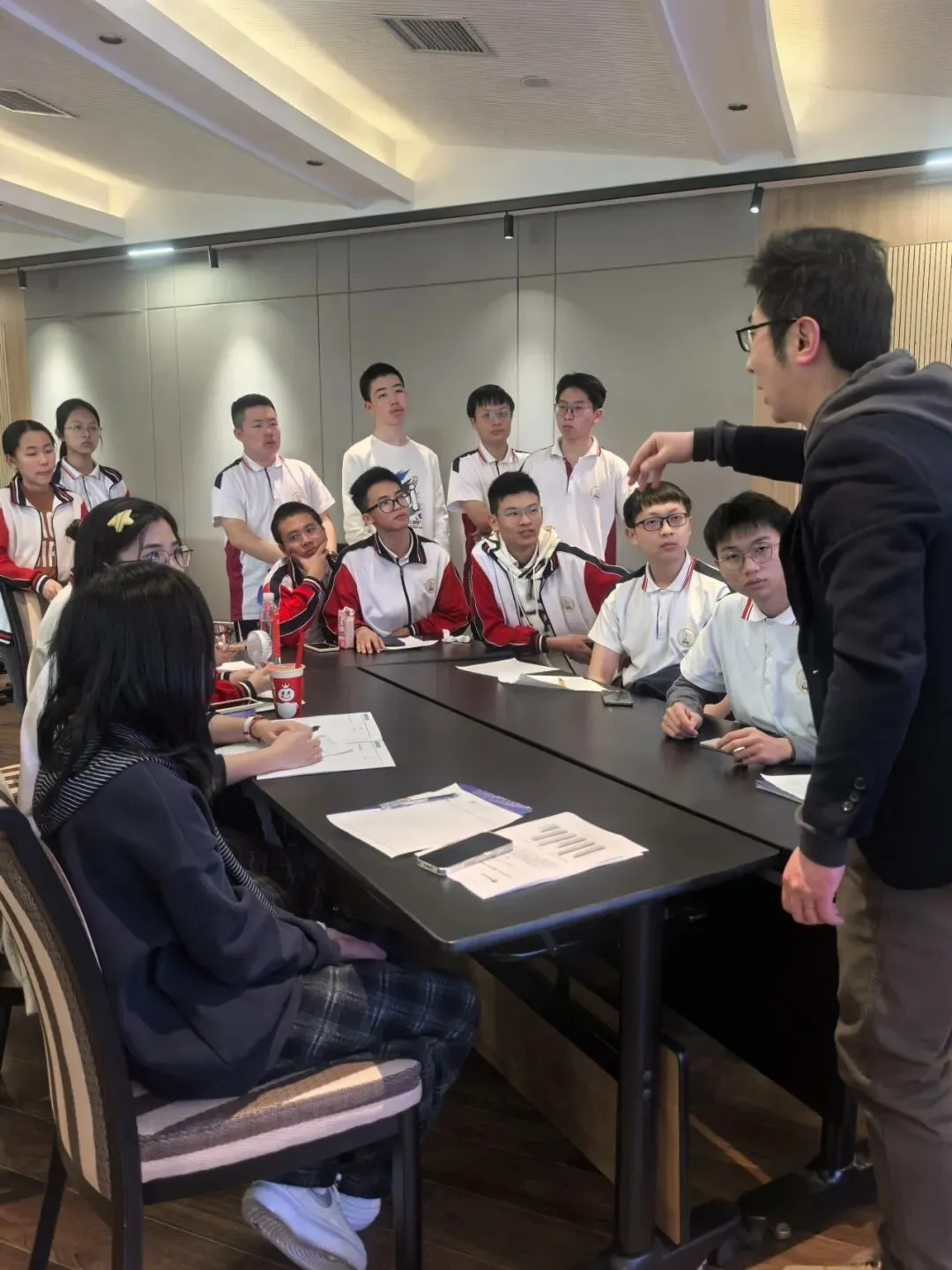 学生们学习ChatGPT与DeepSeek原理