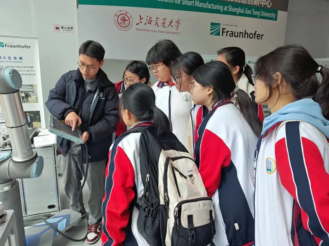 学生们在中德工业4.0创新中心合影