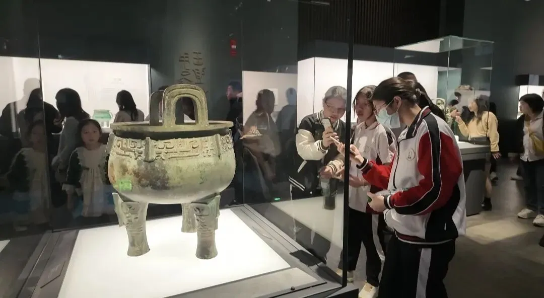学生们参观上海博物馆