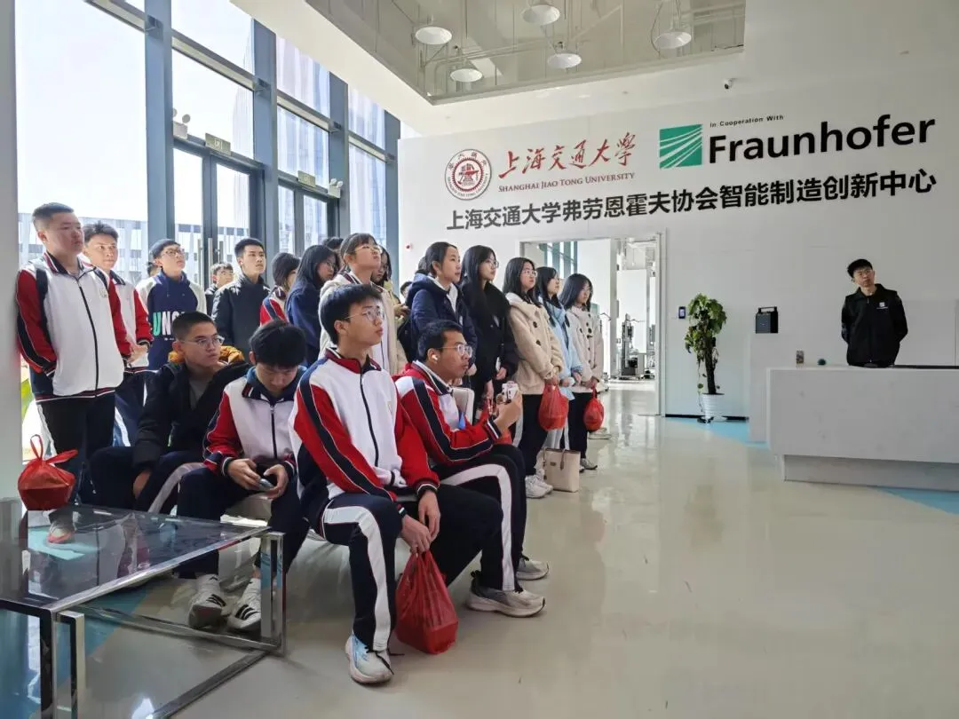 学生们在中德工业4.0创新中心体验工业机器人