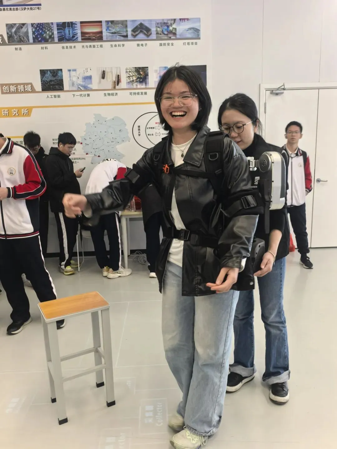 学生们在中德工业4.0创新中心学习智能制造