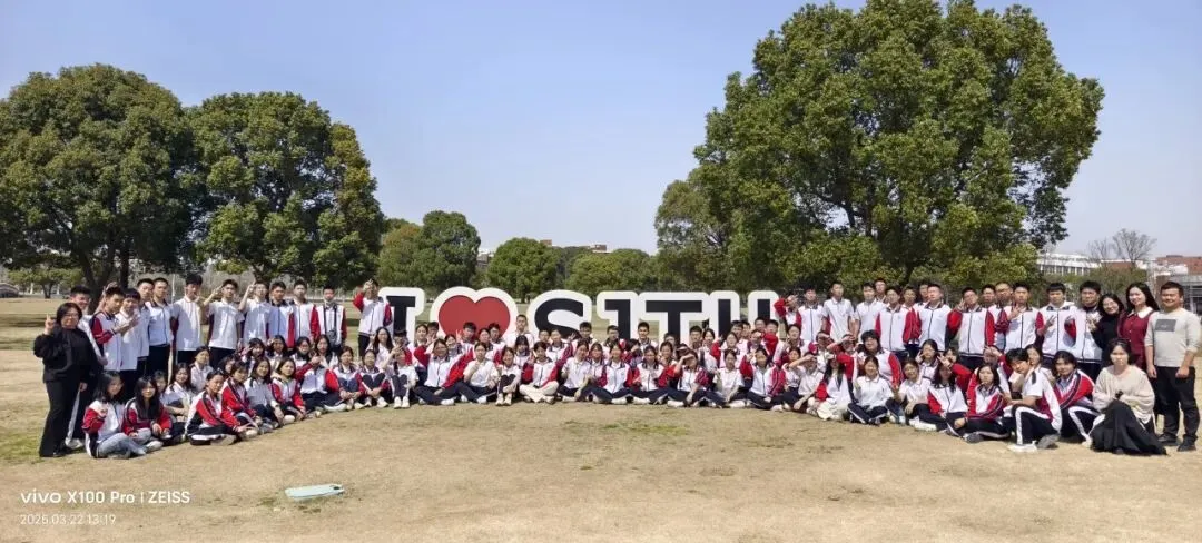 学生们在上海研学之旅中的合影