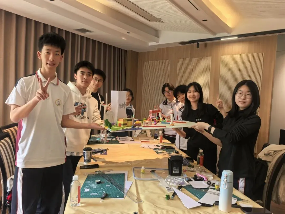 学生们在PBL活动中进行模型搭建