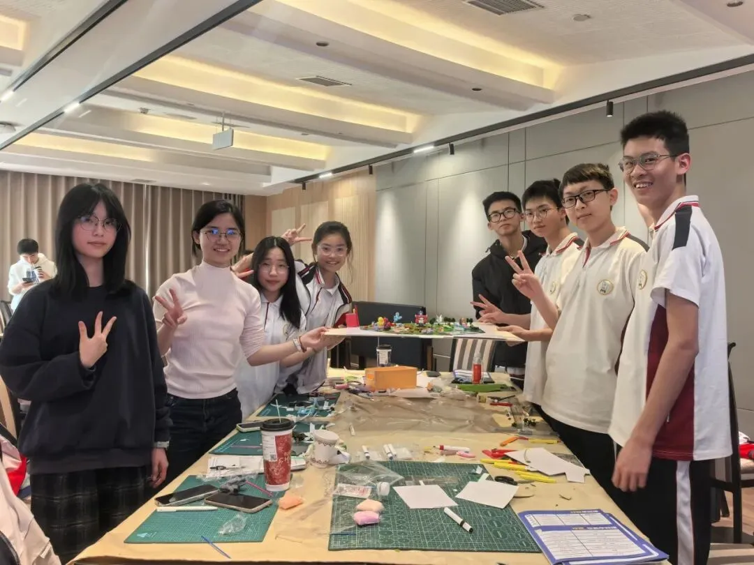 学生们进行PBL项目式学习