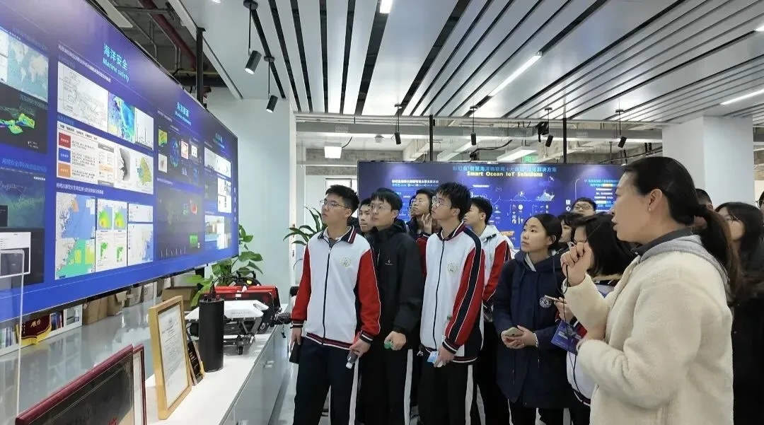 学生们参观彩虹鱼深渊探索中心