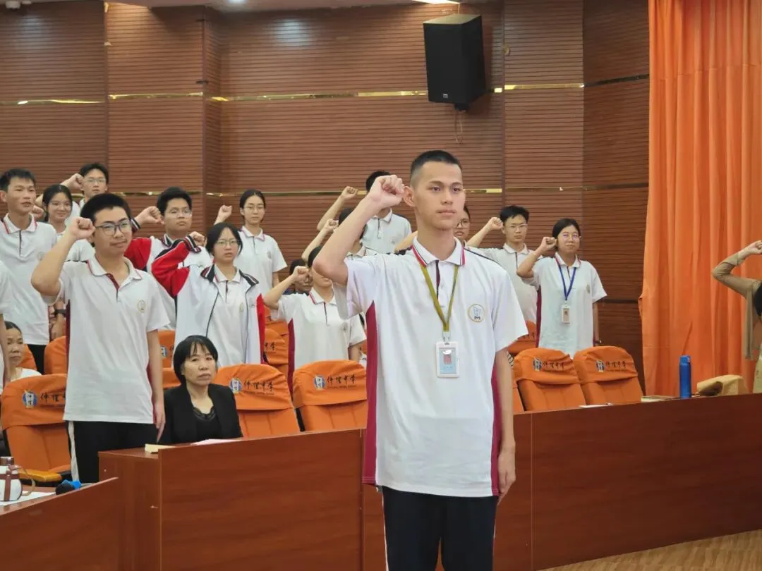 陈伟鑫同学带领全体学子庄严宣誓