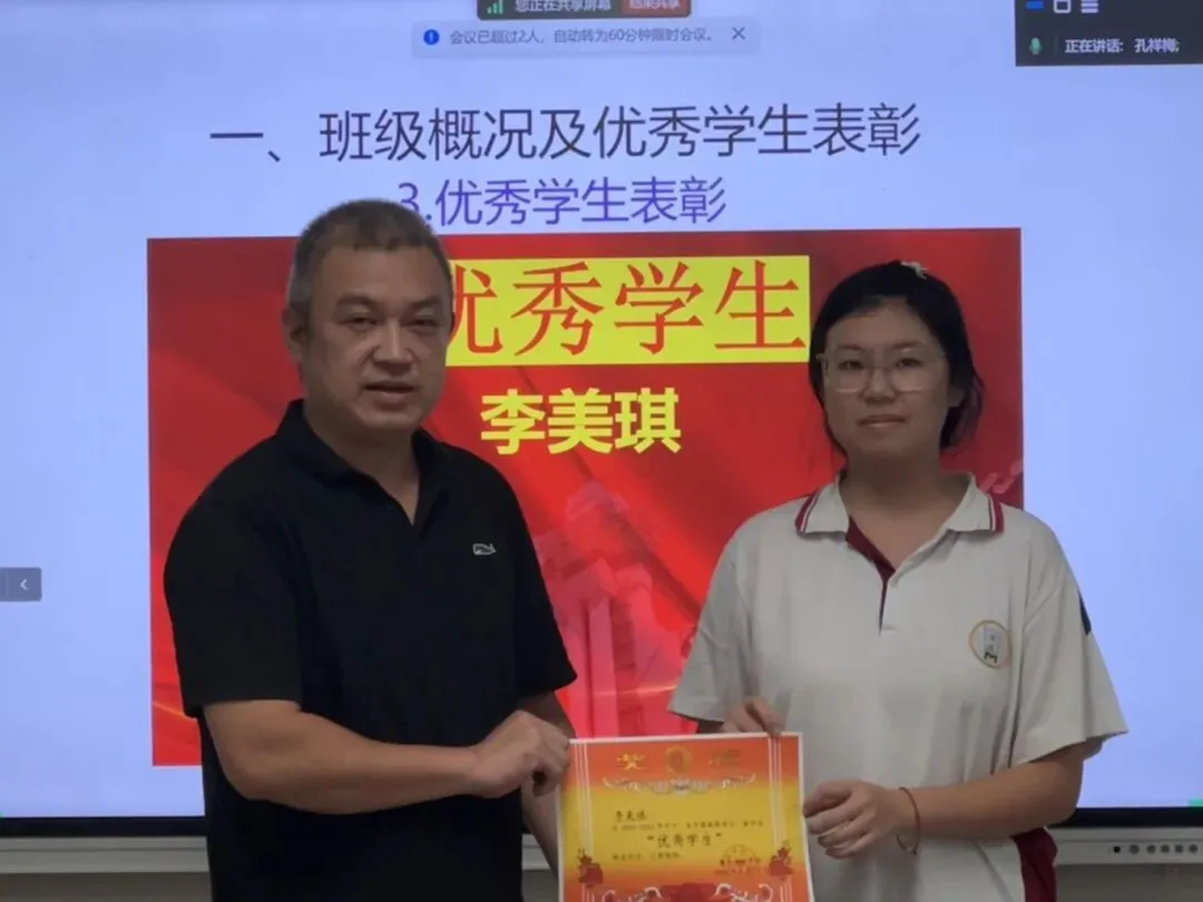 家长们在教室认真听取介绍