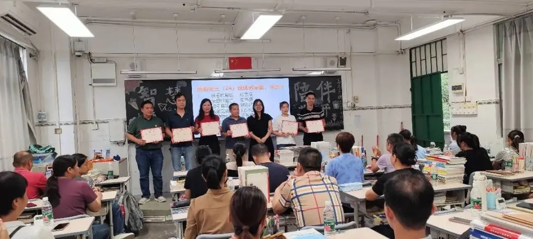 老师们在教室为家长讲解学科学习要点