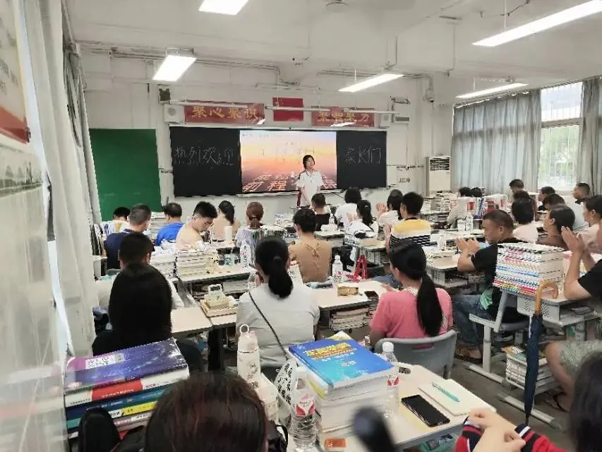 家长们在教室认真听取介绍