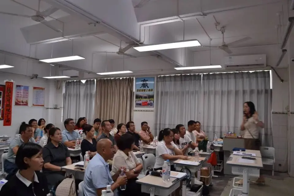 家长们与老师交流学习情况