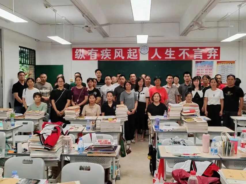 家长们在家长会结束后交流