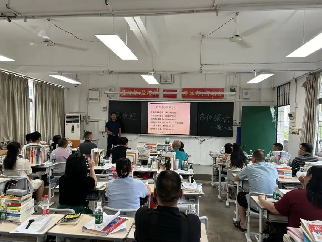 家长们在教室认真听取介绍