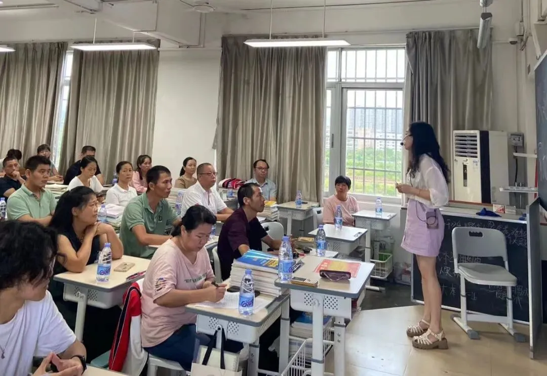 家长们在教室参加家长会