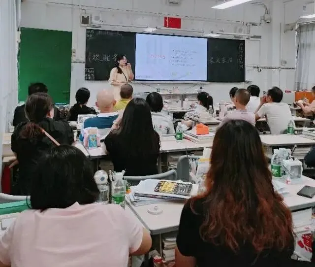 老师们在教室为家长讲解学科学习要点