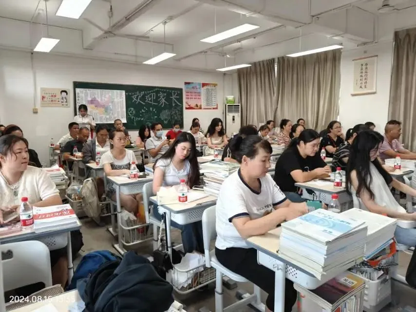 家长认真听取班主任介绍