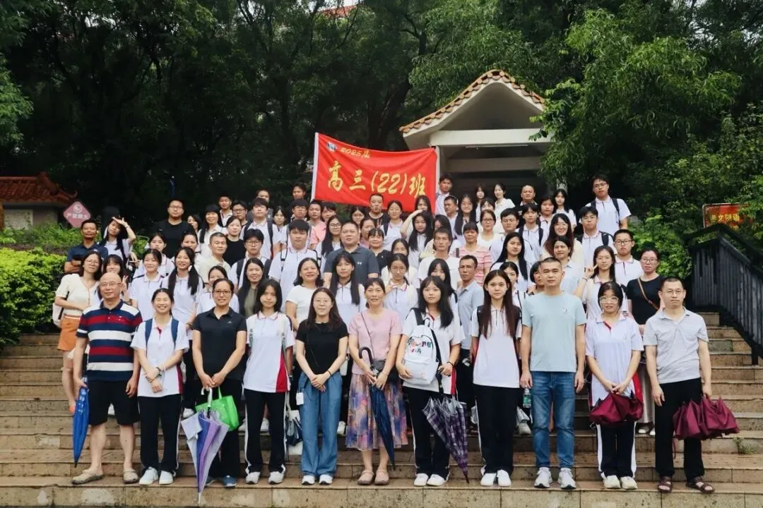 家长们在家长会结束后交流