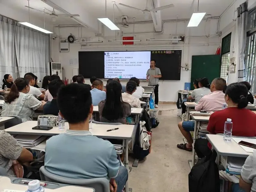 班主任与家长深入交流