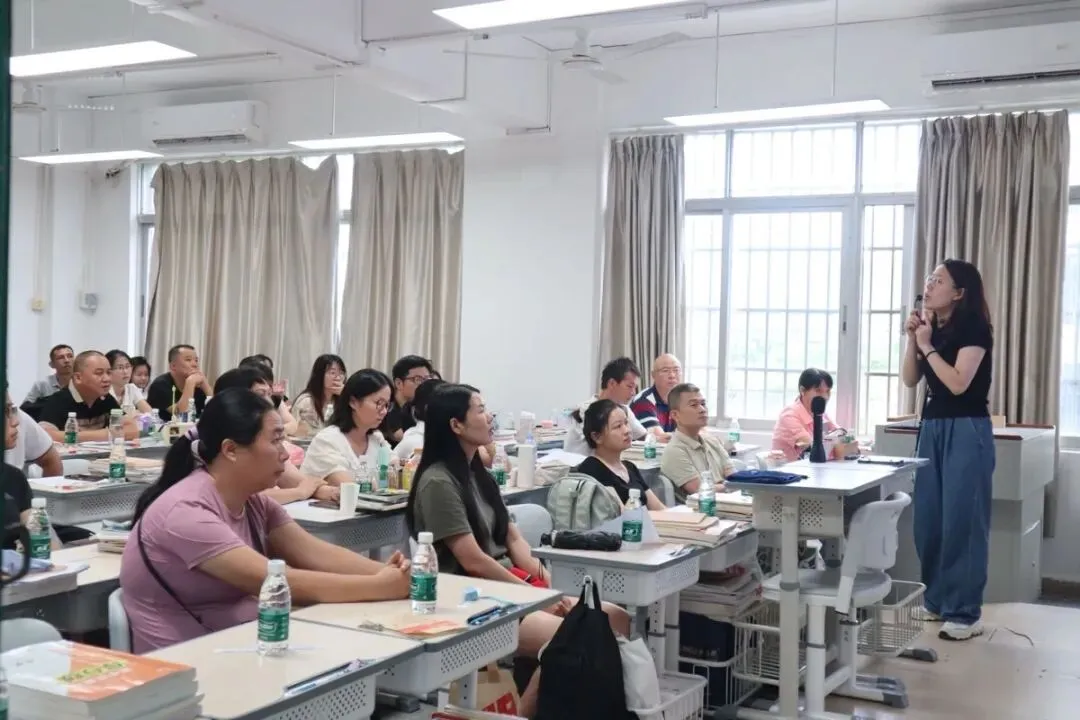 老师们在教室为家长讲解学科学习要点