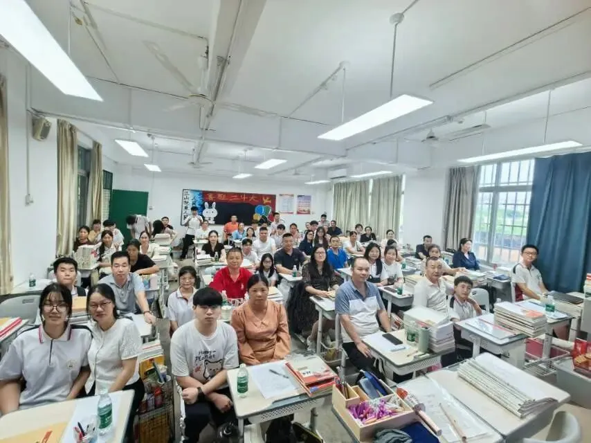 班主任与家长们进行深入交流