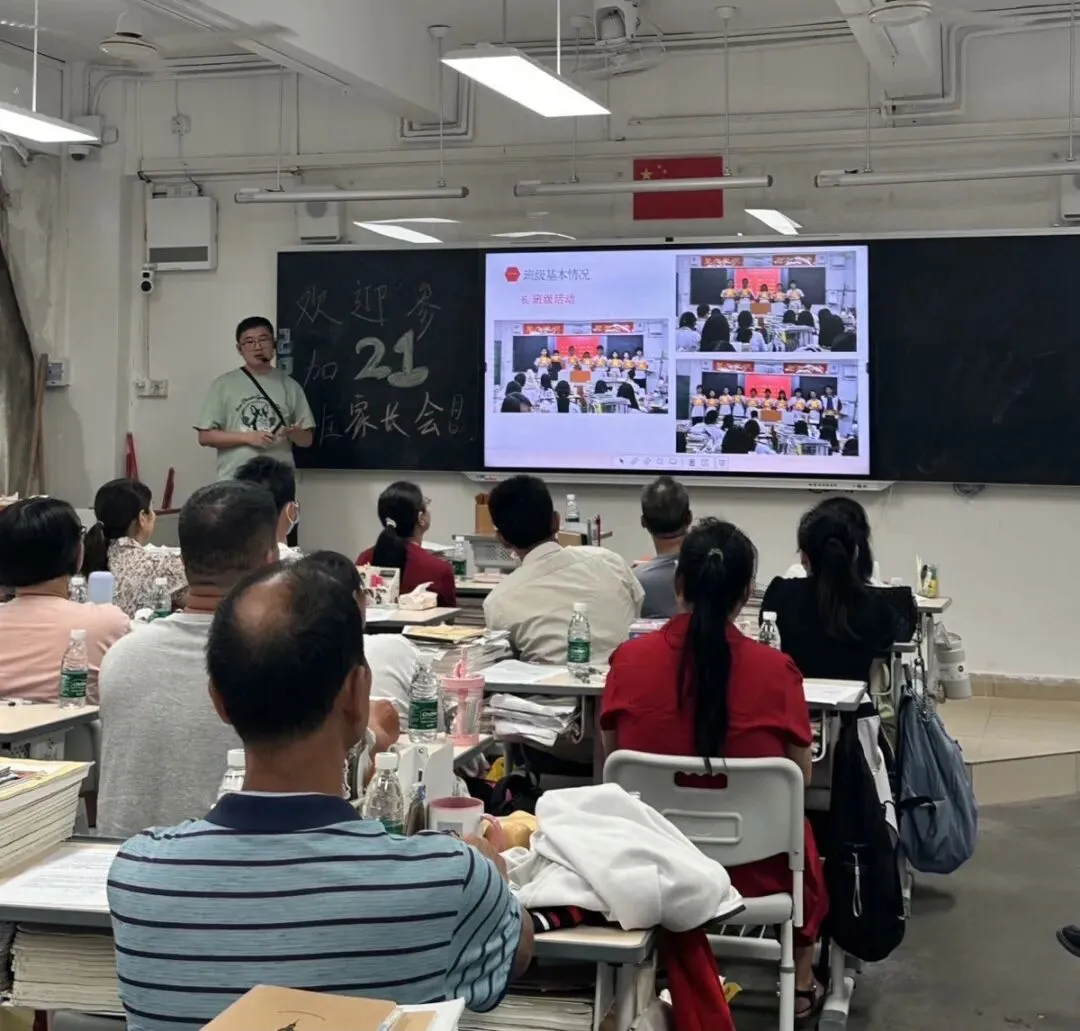 老师们在教室为家长讲解学科学习要点