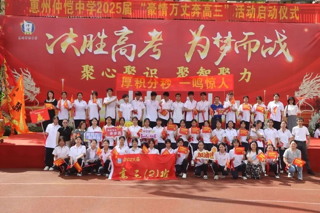 家长们在家长会结束后交流