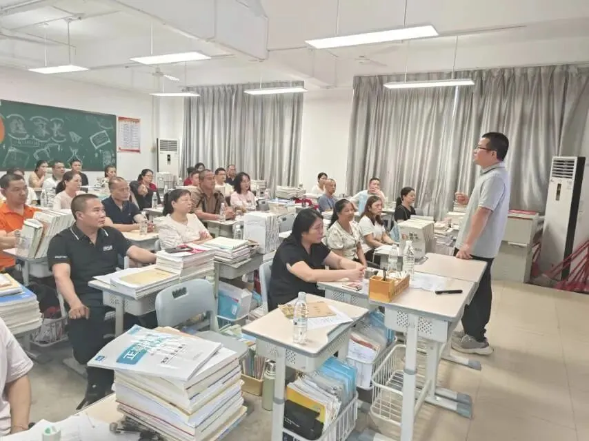 家长们在教室认真听取介绍