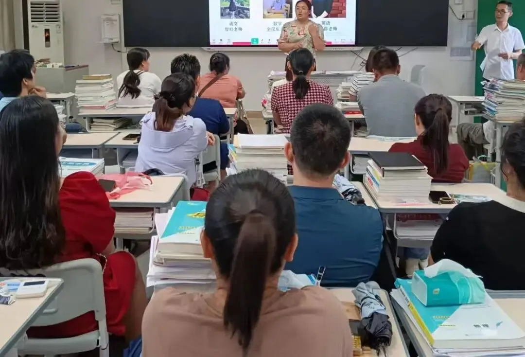 家长们在教室认真做笔记