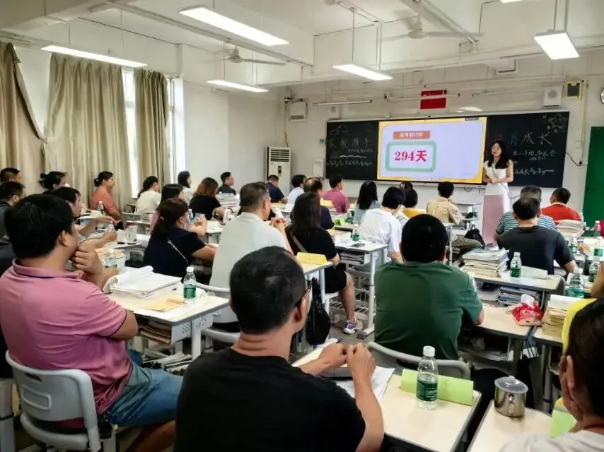 学生在教室认真听讲