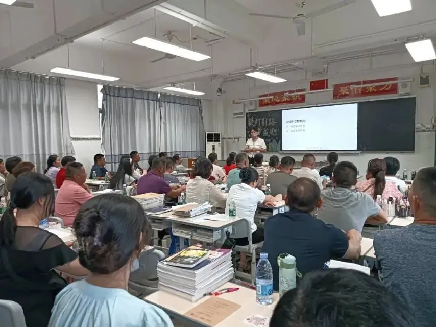 家长们在教室认真听取班主任介绍