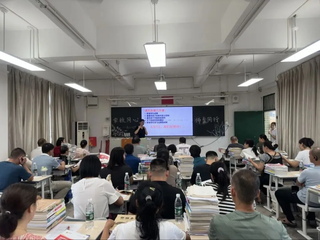 班主任与家长亲切交流