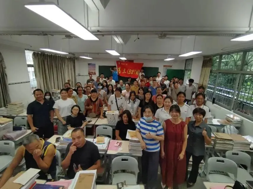 家长们在家长会结束后交流