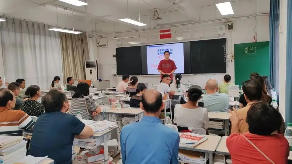 家长们在教室认真听取班主任介绍