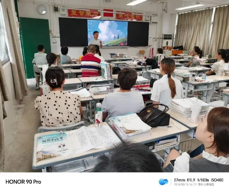 家长们与老师交流学习情况