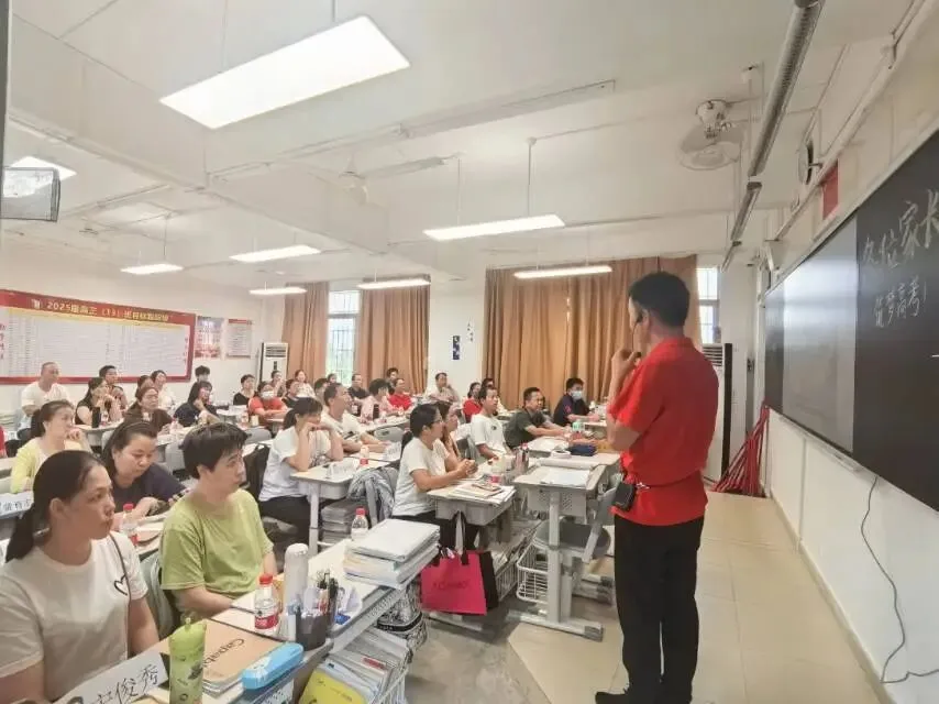 家长们在教室认真听取班主任介绍